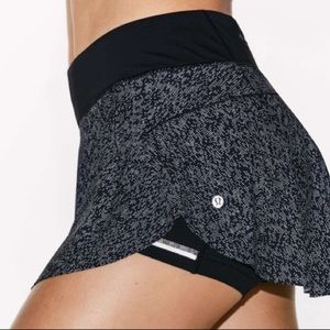 Lululemon Quick Pace Skirt Soundwave White Black Size 8